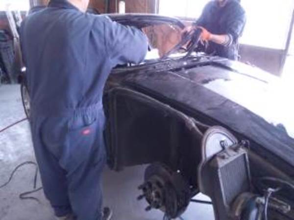 飛び石でついた車のキズはどうするの？保険は使える？サムネイル